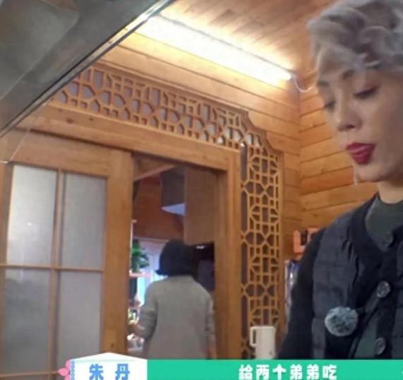 朱丹重男轻女？让弟弟吃鸡腿惹怒网友。
 
这就是真实的重男轻女的妈，好真实，儿子