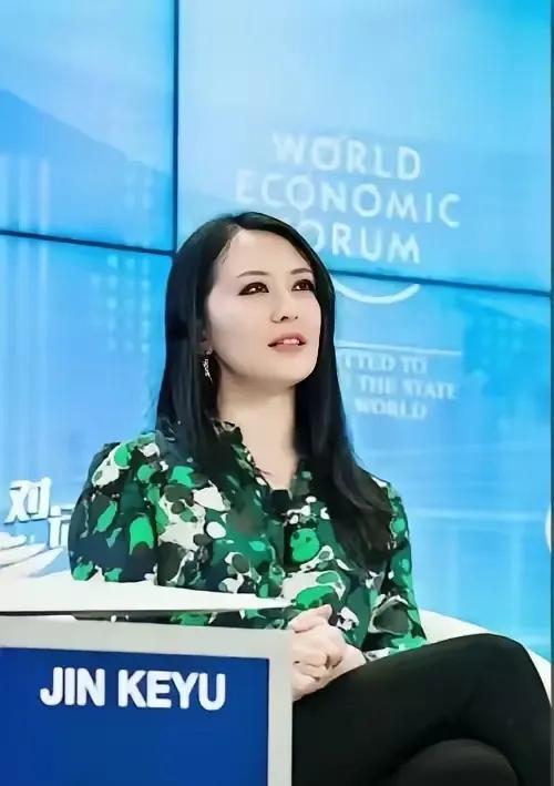 这哈佛博士的头衔听着是真唬人，还是那啥历峰集团的独董，老爹又是亚投行行长，这配置