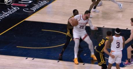 NBA赛场画面：
  努尔基奇内线单打格林，身材强势碾压将球打进，随后支持你太s