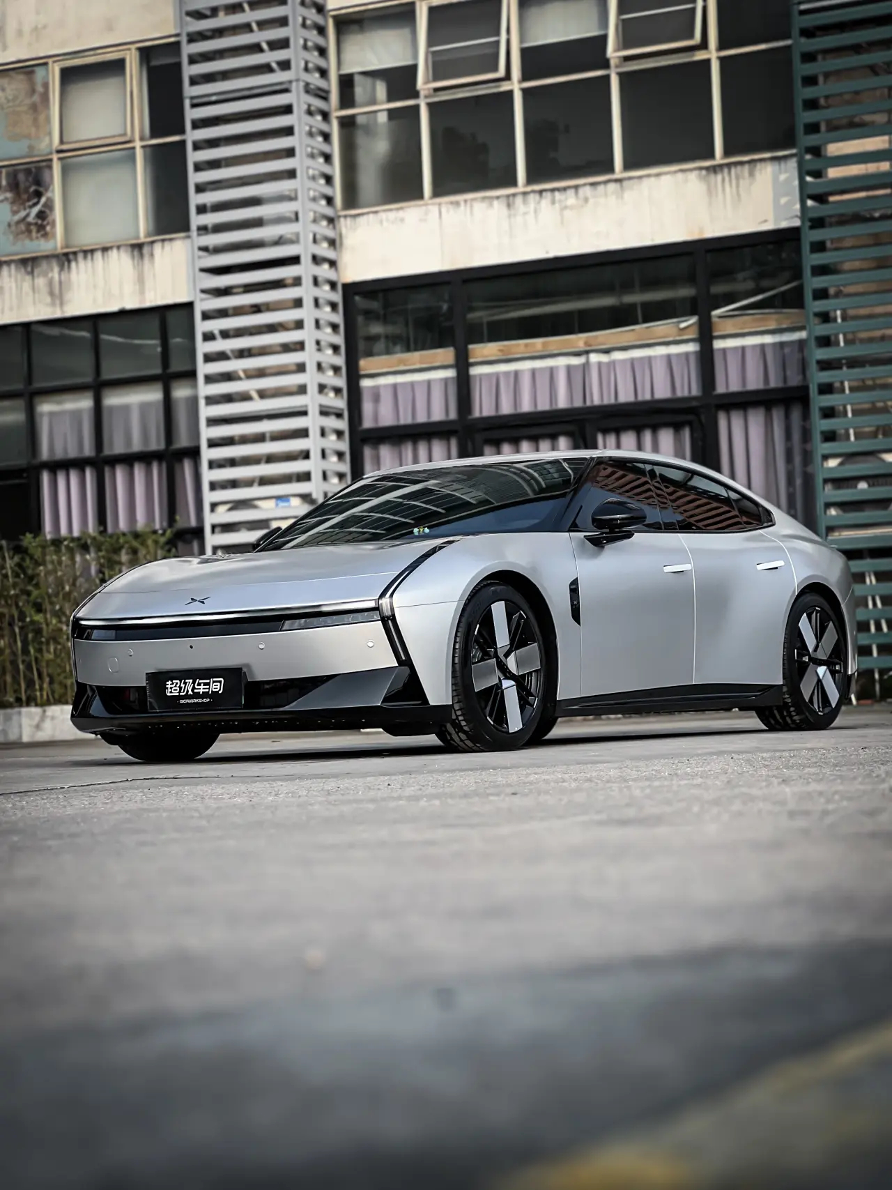 今天下雨，一路VLA2.0 开小鹏P7回家。就感觉这车很多优点是不是被它的颜值给