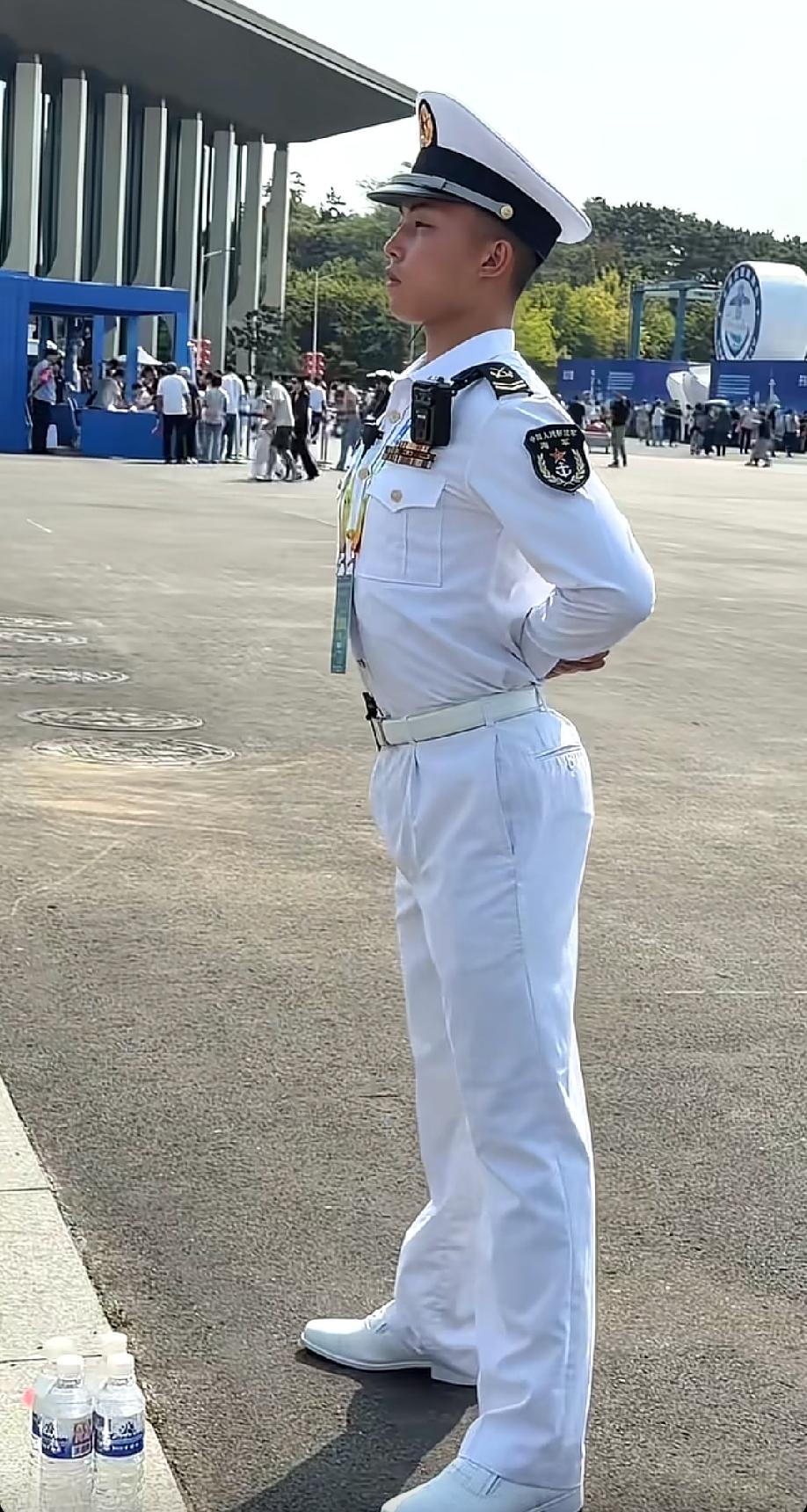 想知道海军的衣服是怎么洗的?白衣服穿几次后会不会发黄?每天出那么多汗，还有鞋子是