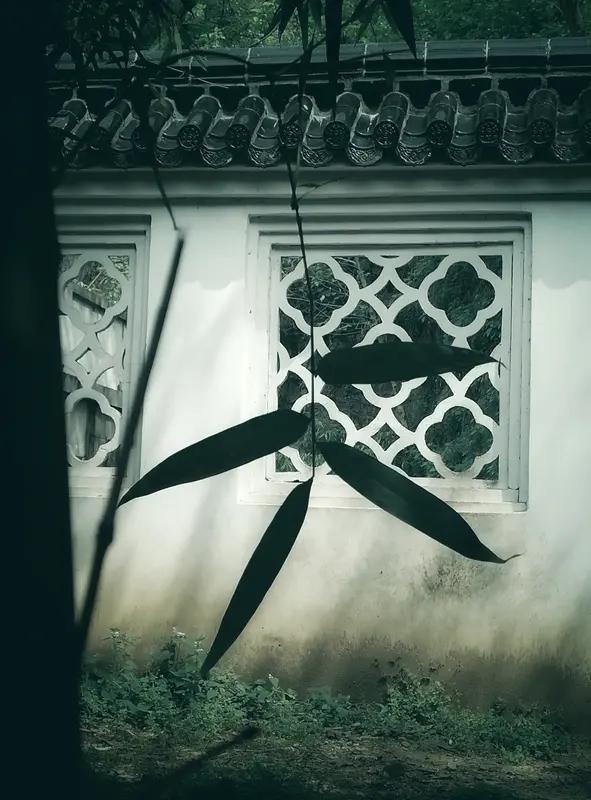 上联：雪吻梅花醉，诚邀下联风揽竹影欢。