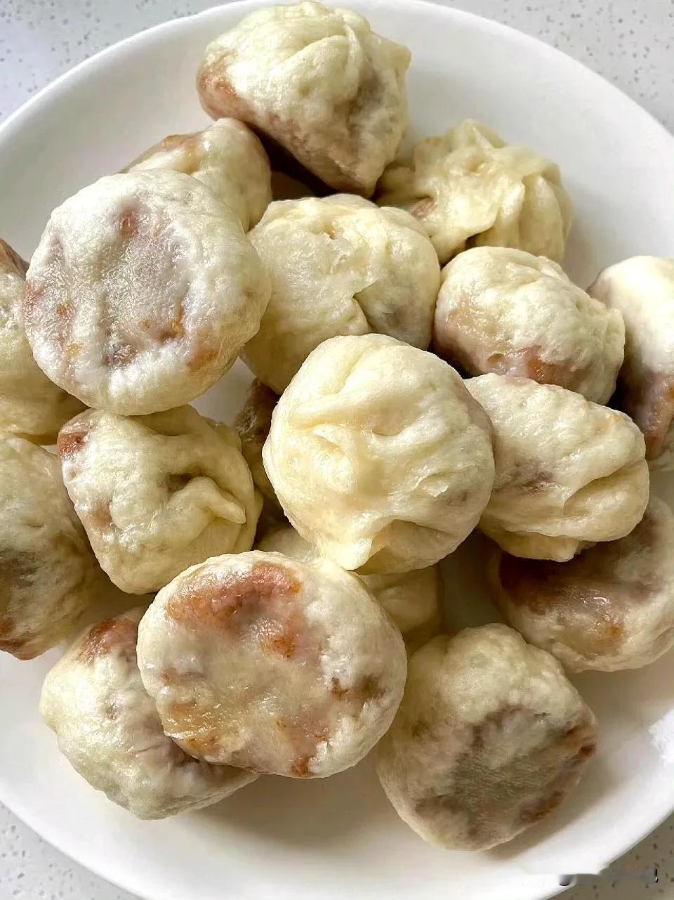 #我的早餐日记#这个软面透油小笼包真的巨好吃包子皮软软的，是劲道的口感！馅料是有
