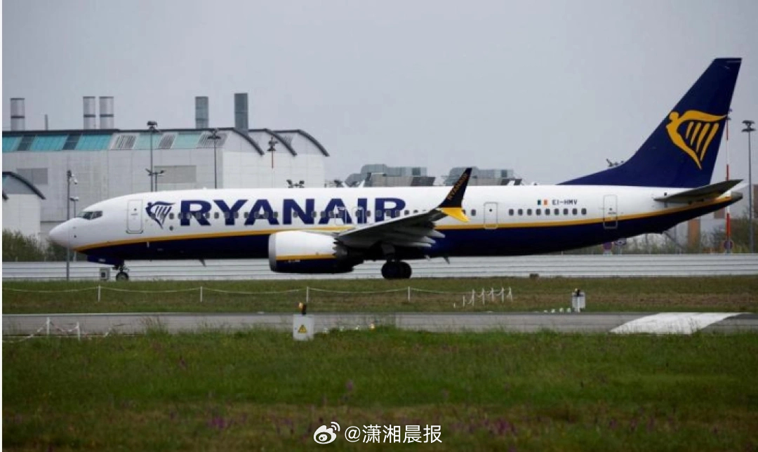 【#瑞安航空客机遭遇强烈乱流迫降德国#】一架柏林飞往米兰的瑞安航空客机，因雷暴天