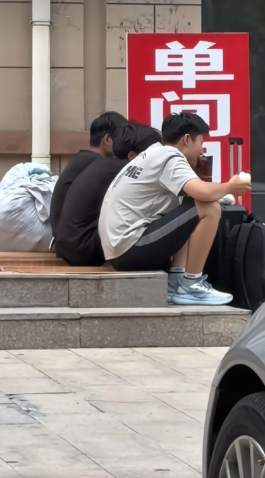 3个找暑假工的男孩，正坐在一个角落里吃饭，年轻女子看到的一幕，是又心疼又感动了。