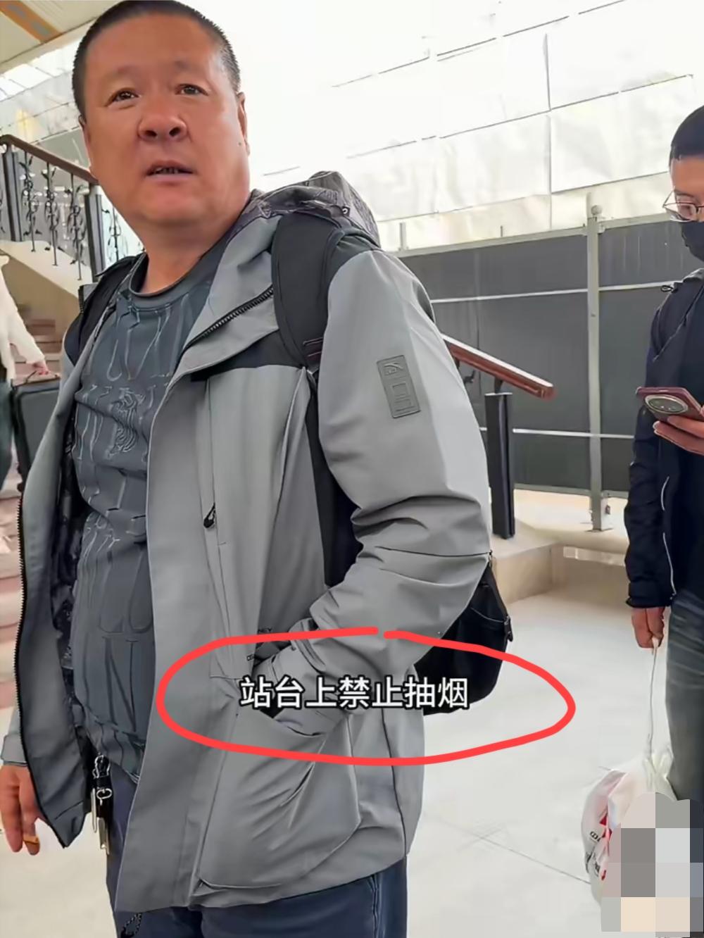 女子制止大叔在火车站台上吸烟，大叔反怼道：“你咋这么多事呢？哪里写着禁止吸烟的”