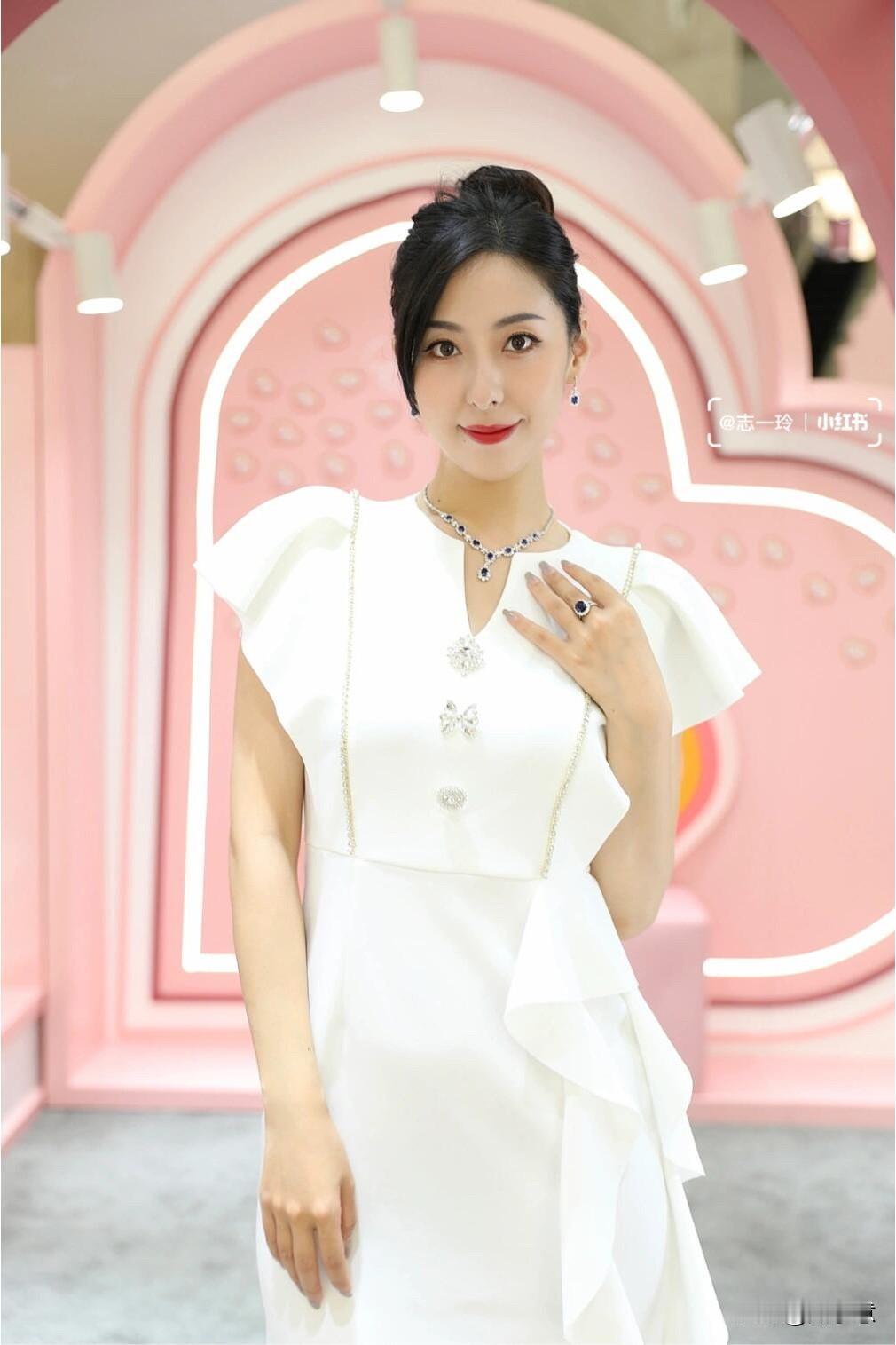 闪耀的珠宝，优雅的气质，尽显奢华与优雅。