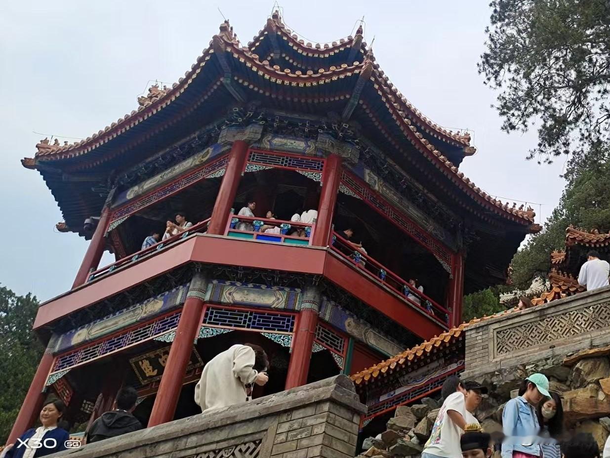 你发现了吗？现在的好婆婆有三个标准：出钱，出力和懂得闭嘴。
一，有些婆婆不缺钱，