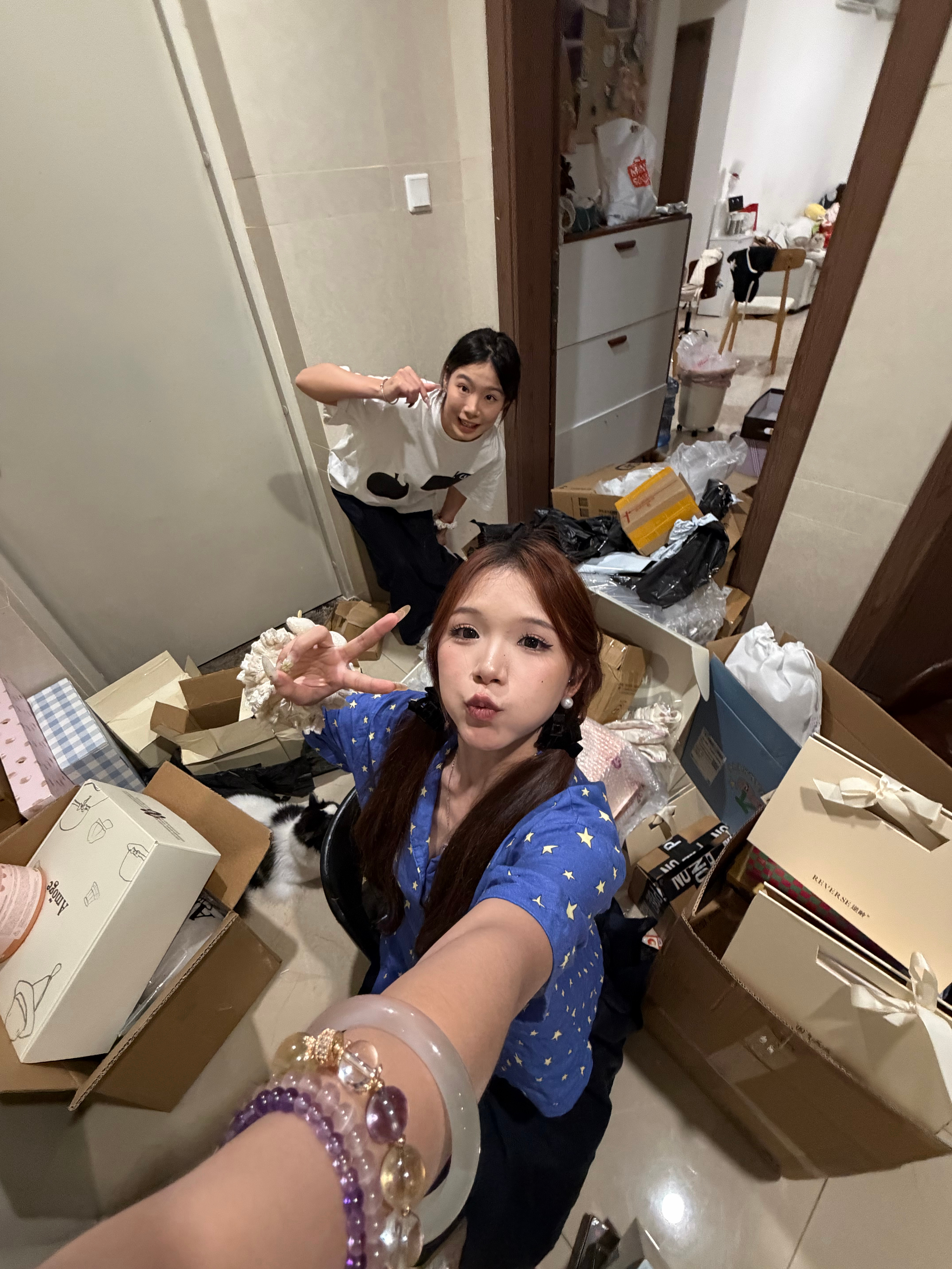 非常丰富多彩的一天呀。今天和龙龙去超市买了菜！晚上水瓶做了一顿大餐。吃完我们俩就