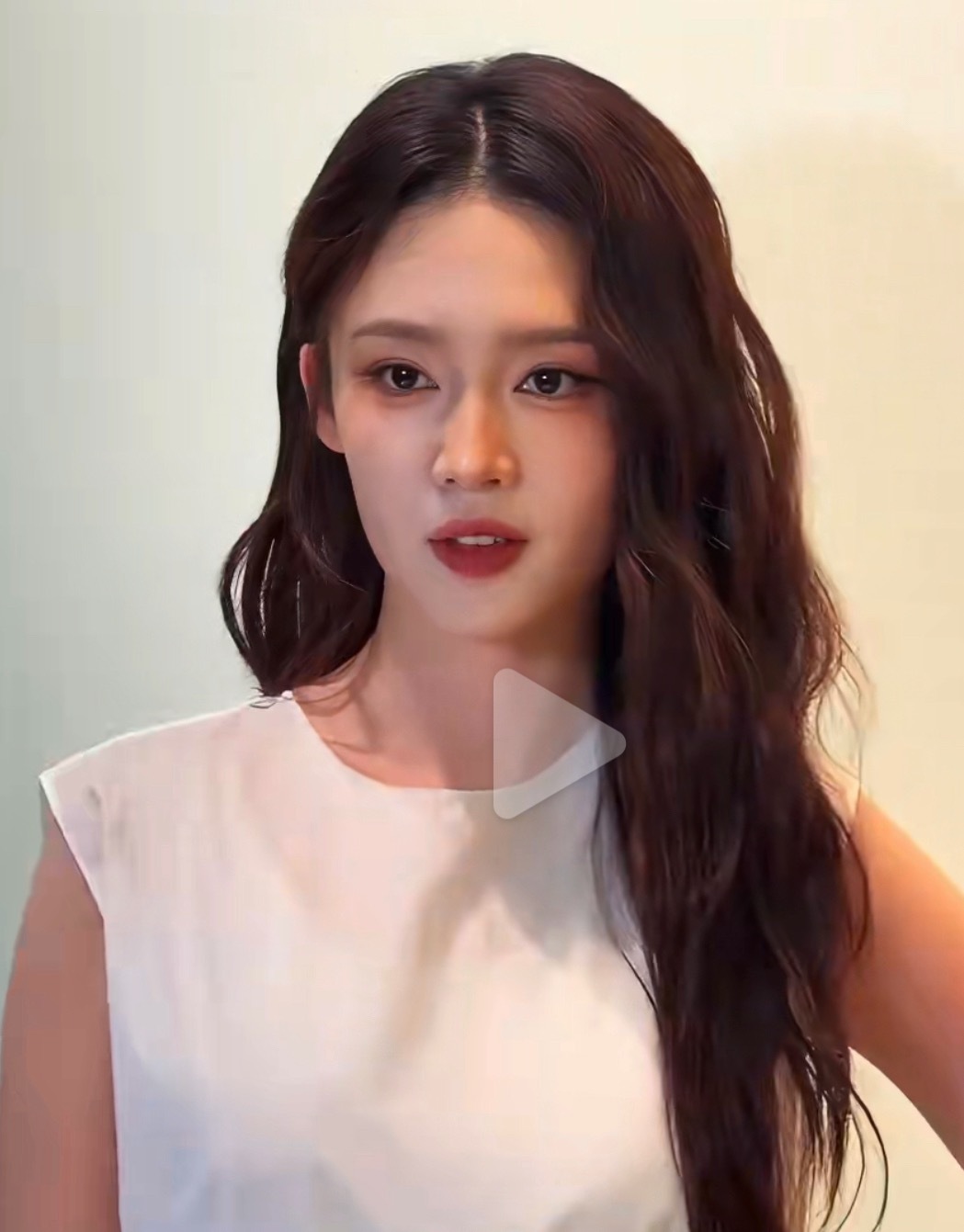 杨幂李沁欧阳娣娣合照三个人是一个年龄段的吗？怎么感觉李沁返老还童了？长得都不像了