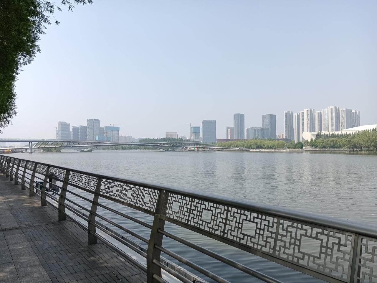 看天气预报，今后四五天都有雨。老伴说：趁现在还没下，赶快出去遛遛吧，要不几天不出