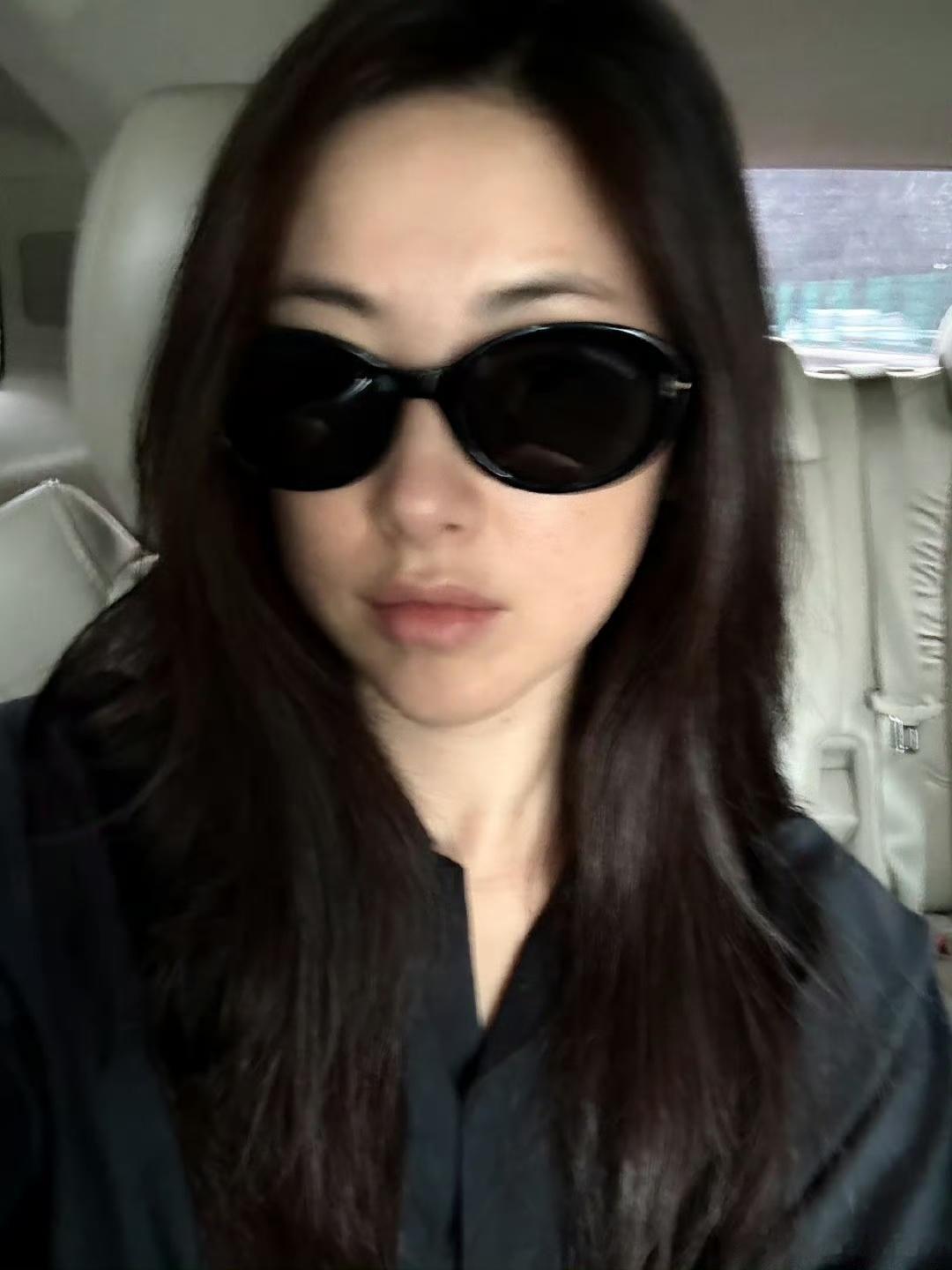 娱乐[超话]朱珠素颜出发图 ​朱珠晒车内自拍，纯素颜依旧很美！朱珠车内素颜自拍 