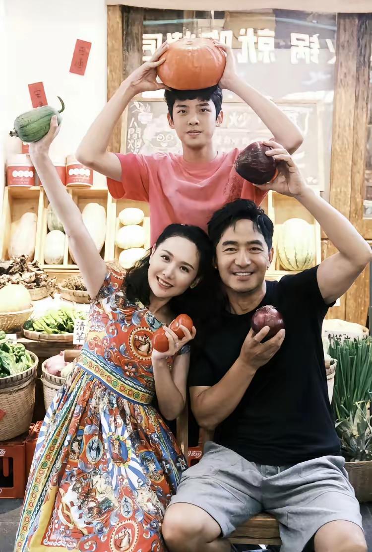 程莉莎可能是娱乐圈最幸福的女明星
加个之一吧

程是个很聪明的女人，永远把老公放