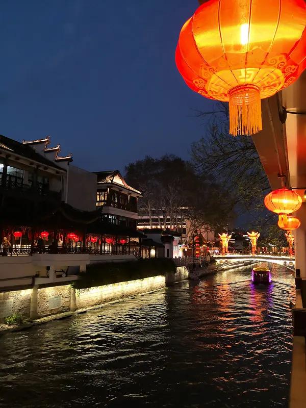春节期间去南京秦淮河夫子庙，那可太热闹了。夫子庙古色古香的建筑在大红灯笼的映照下