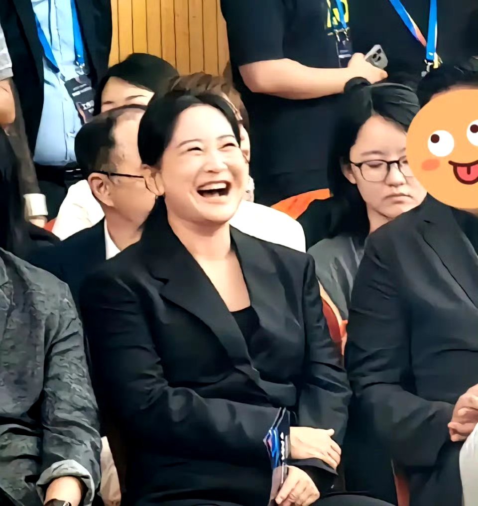 突然觉得以前的贾玲马上要回来了，她又开始大笑了，脸上的褶子也少了 ​​​
