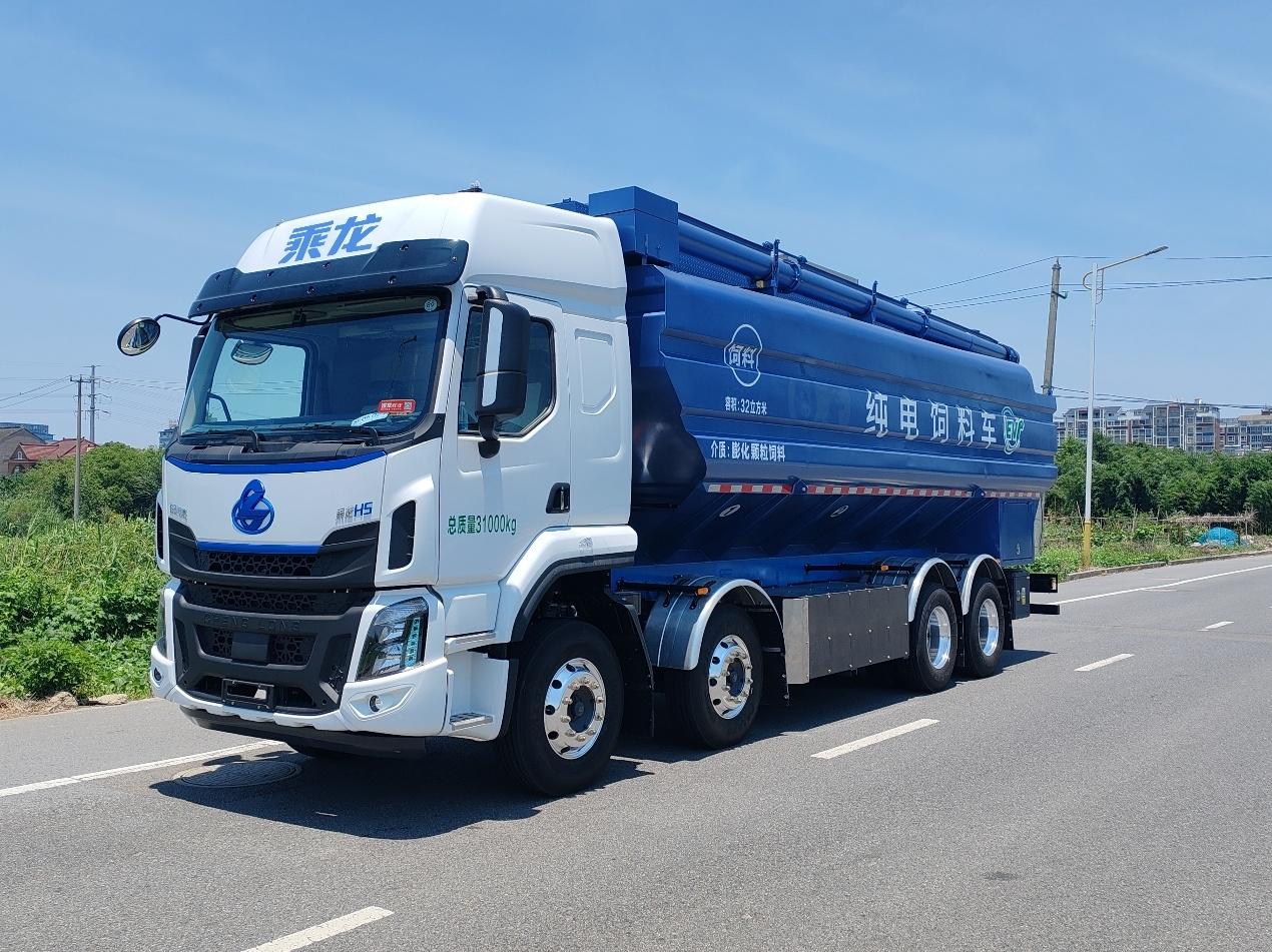 乘龙H5电动饲料车：省钱高效，助您“粮草”无忧！它配备了41立方米大容量罐体，充