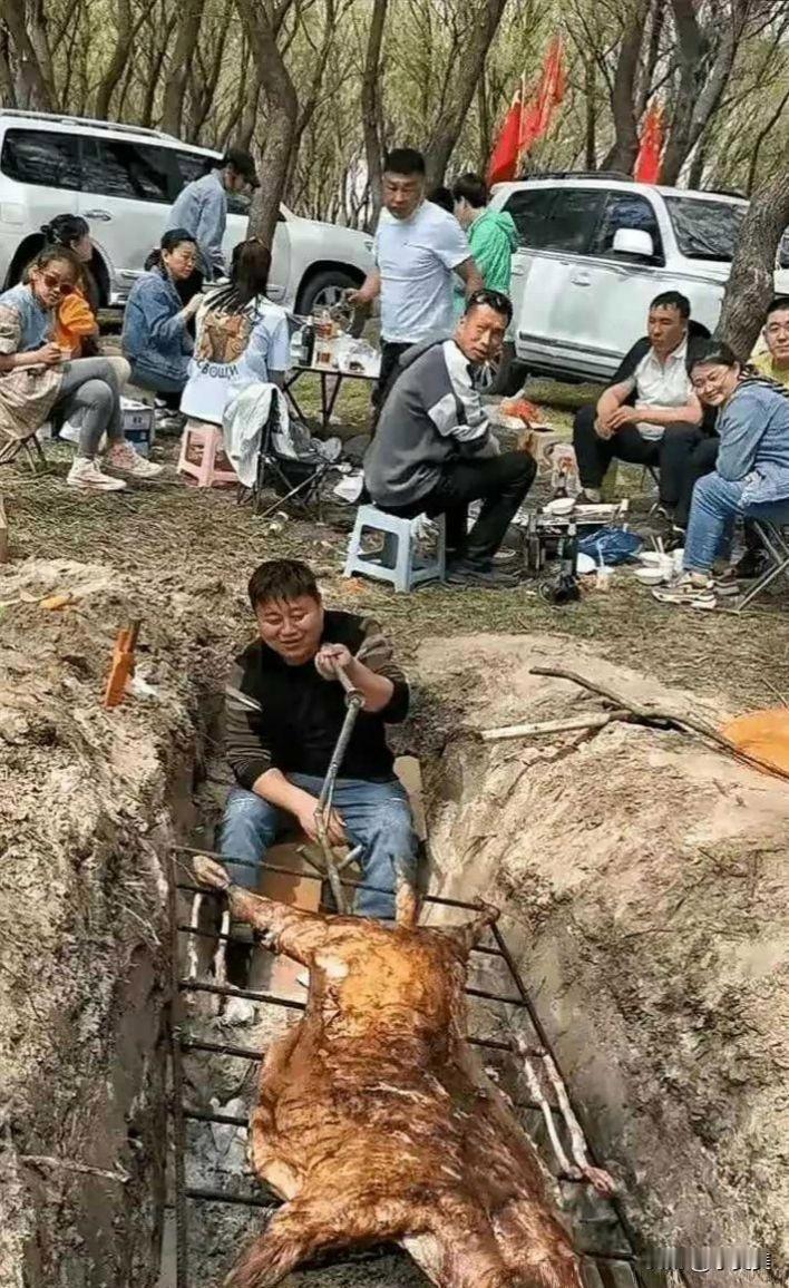 公司聚餐，请问谁的地位最低？