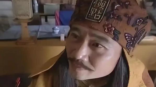 1874年，福建晋江，一个剃了光头、混在新兵堆里的中年男人，被一双眼睛盯住了。