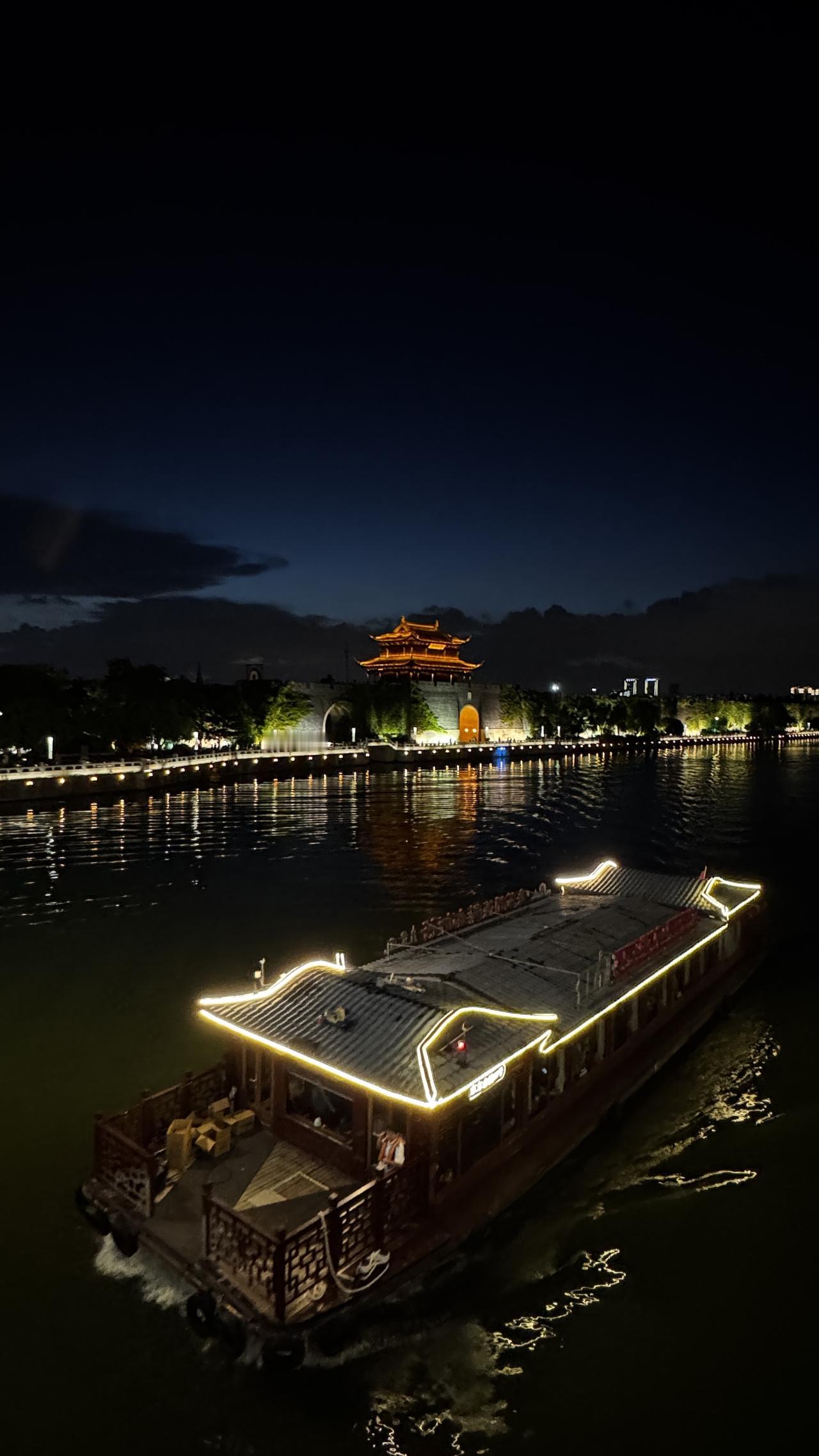 一城古今灯火，尽在这江南夜色里。河边上夜景