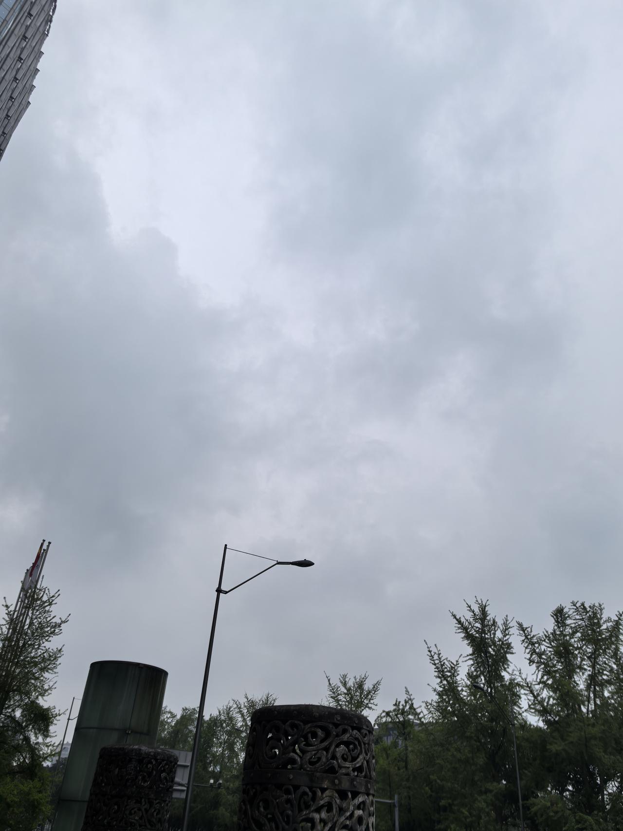 出去10来天，回到成都，老天又阴沉着个脸，这样的天气实在太多。
没办法，四川盆地