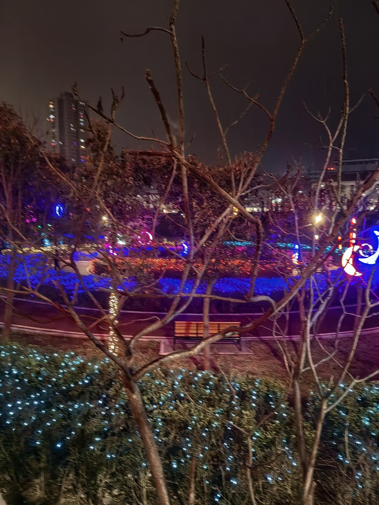 阳泉阳泉火车站多，火车特别是动车少。