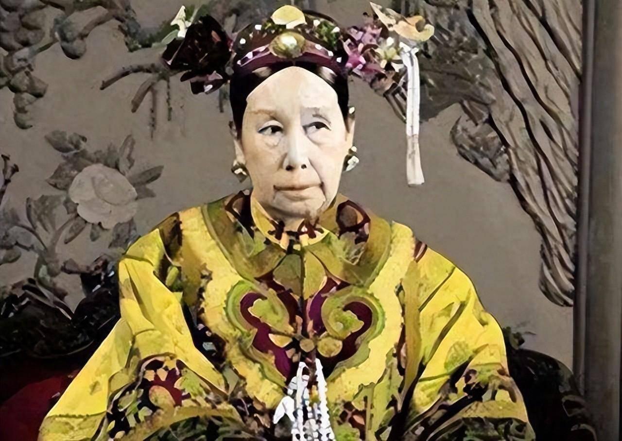 两岁的溥仪在没断奶的年纪就必须与父母分离，只因他已经被立为储君，即将接替光绪皇帝