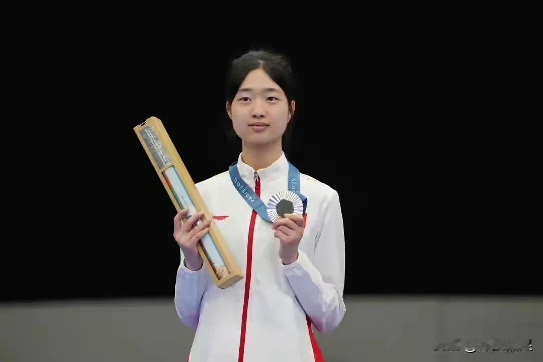 黄雨婷0.1环失金，太可惜了！
1.太可惜了，黄雨婷在女子10米气步枪决赛中一直