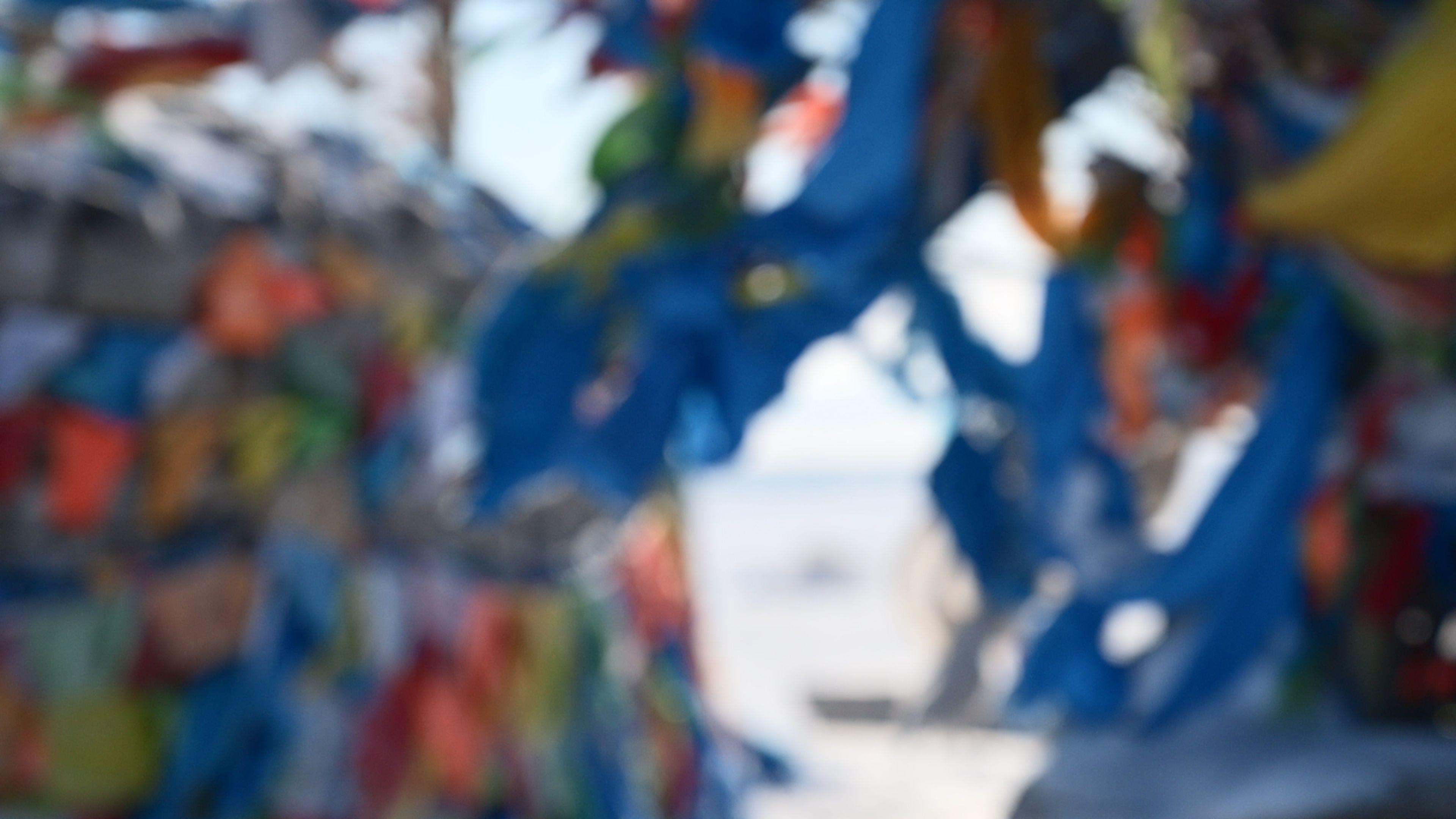 逃离到了呼伦贝尔 今天开车穿过牧区，又走了一段河谷。 路被雪压得很实...