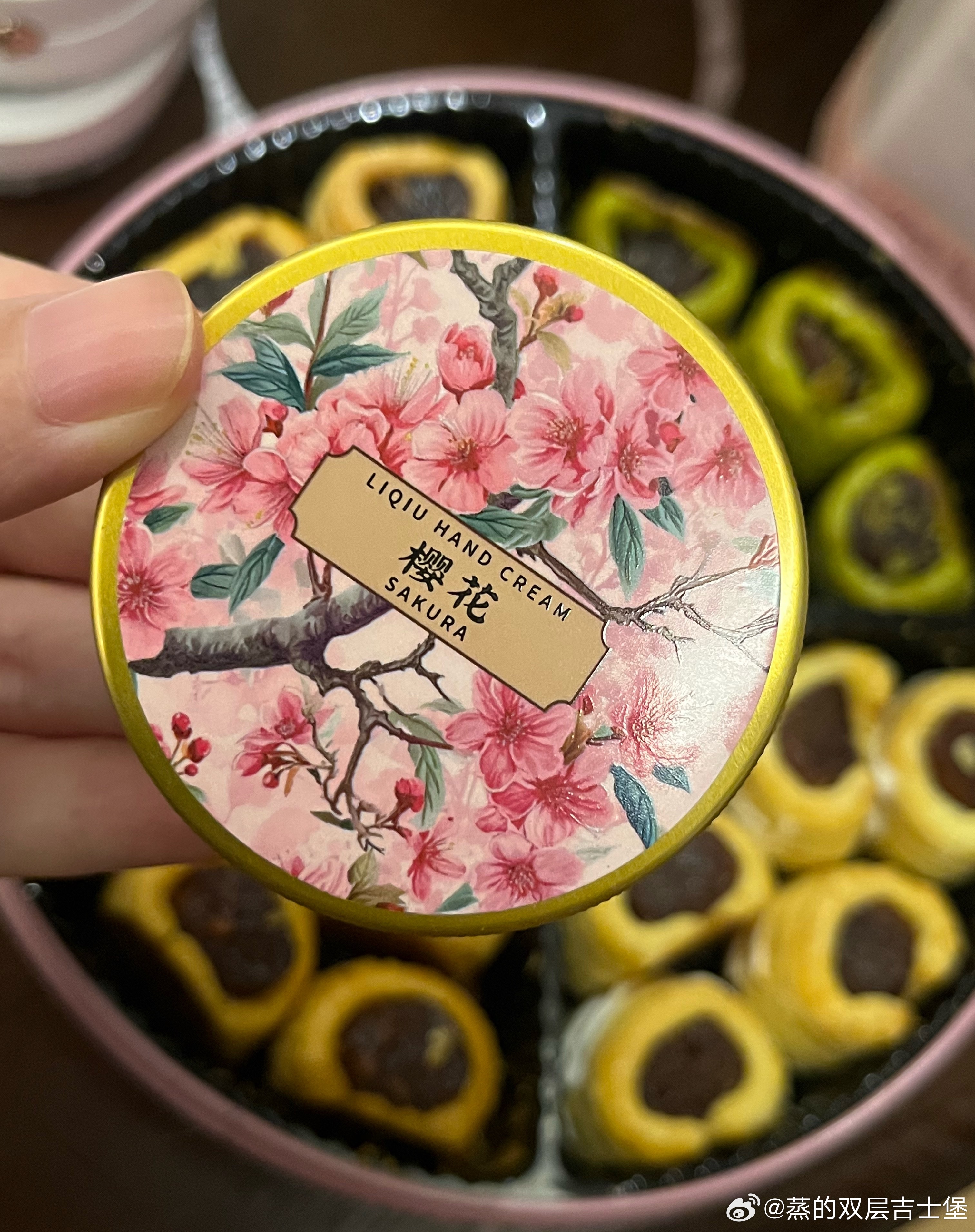半夜打开朋友从广州带给我的凤梨酥好吃到在餐桌上掉眼泪好吃的要死了每个口味都好吃的