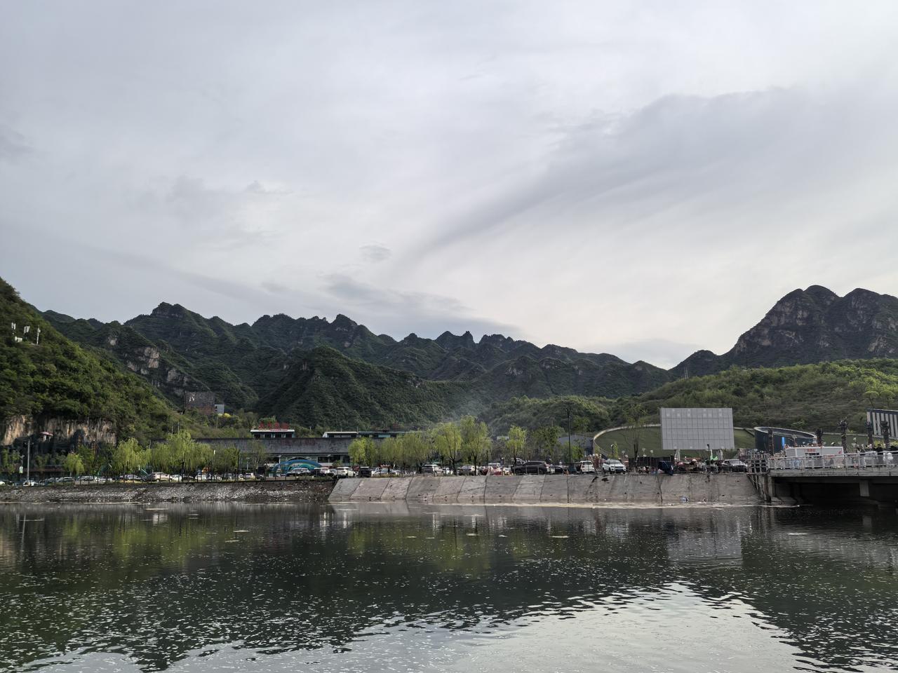 美国和伊朗为啥又打起来了？其实现在这种情况就是比较典型的一边谈一边打，这是美国的