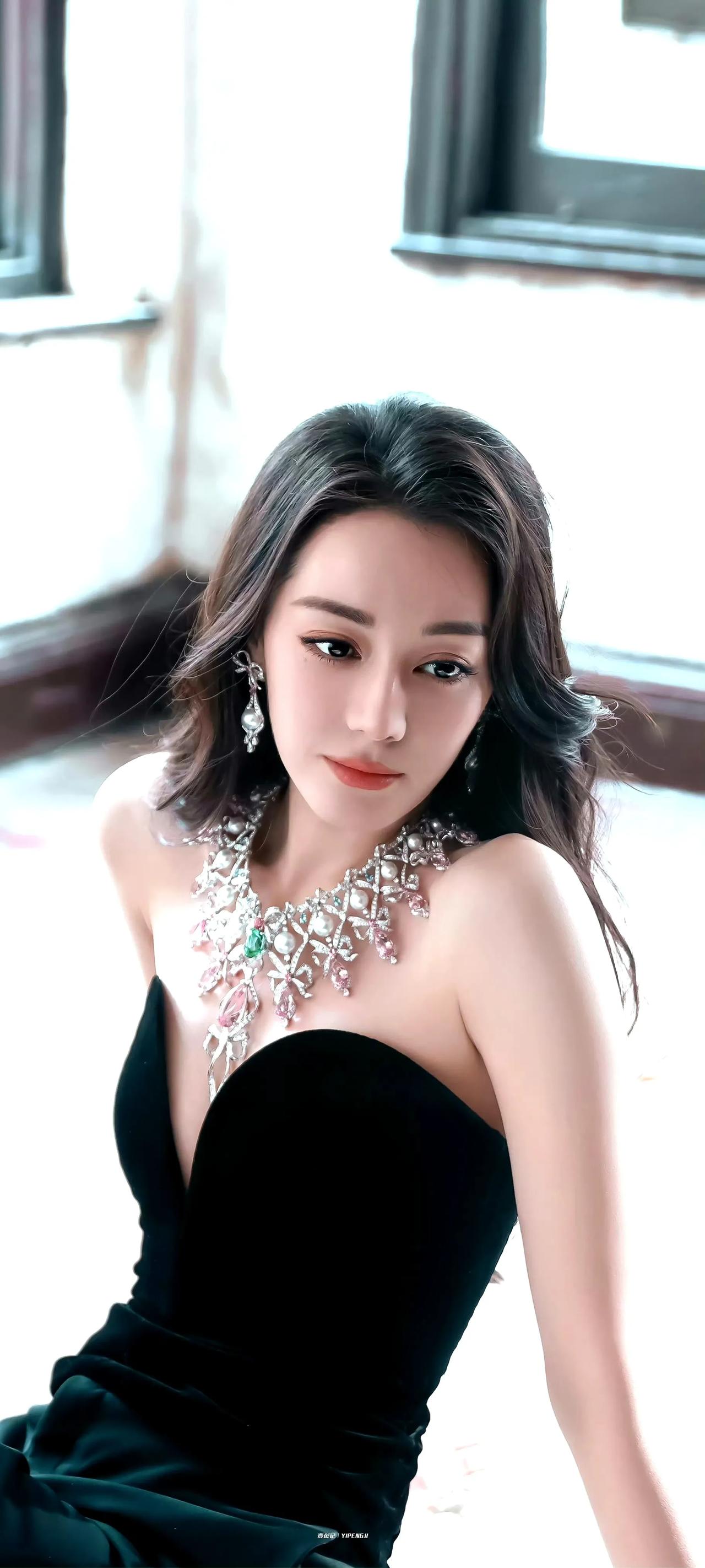 迪丽热巴VS古力娜扎，谁是你心中的第一美女？迪丽热巴 古力娜扎 热巴 娜扎 谁是