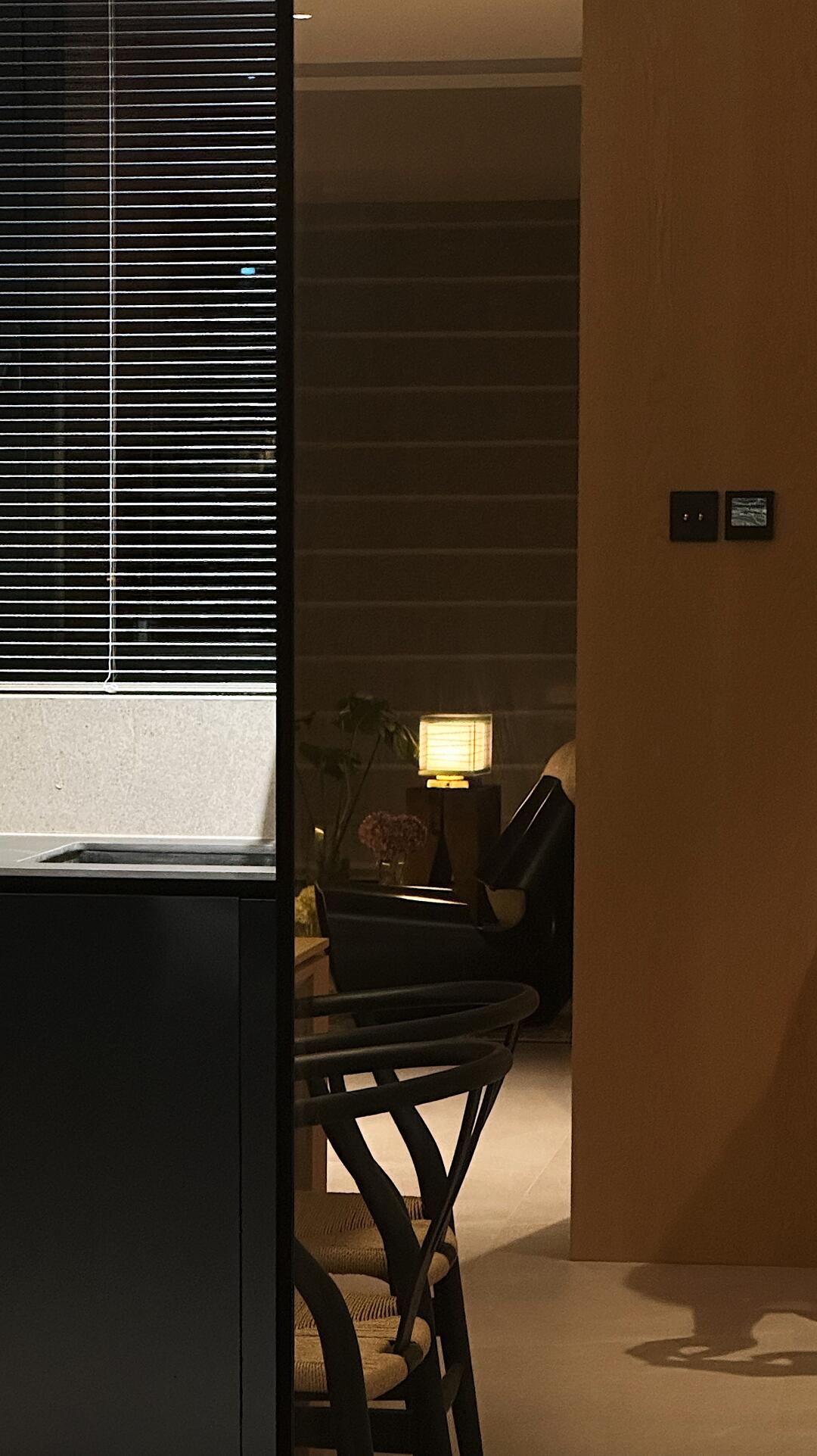 直到落地镜反射出客厅模样，有点懂季裕棠了