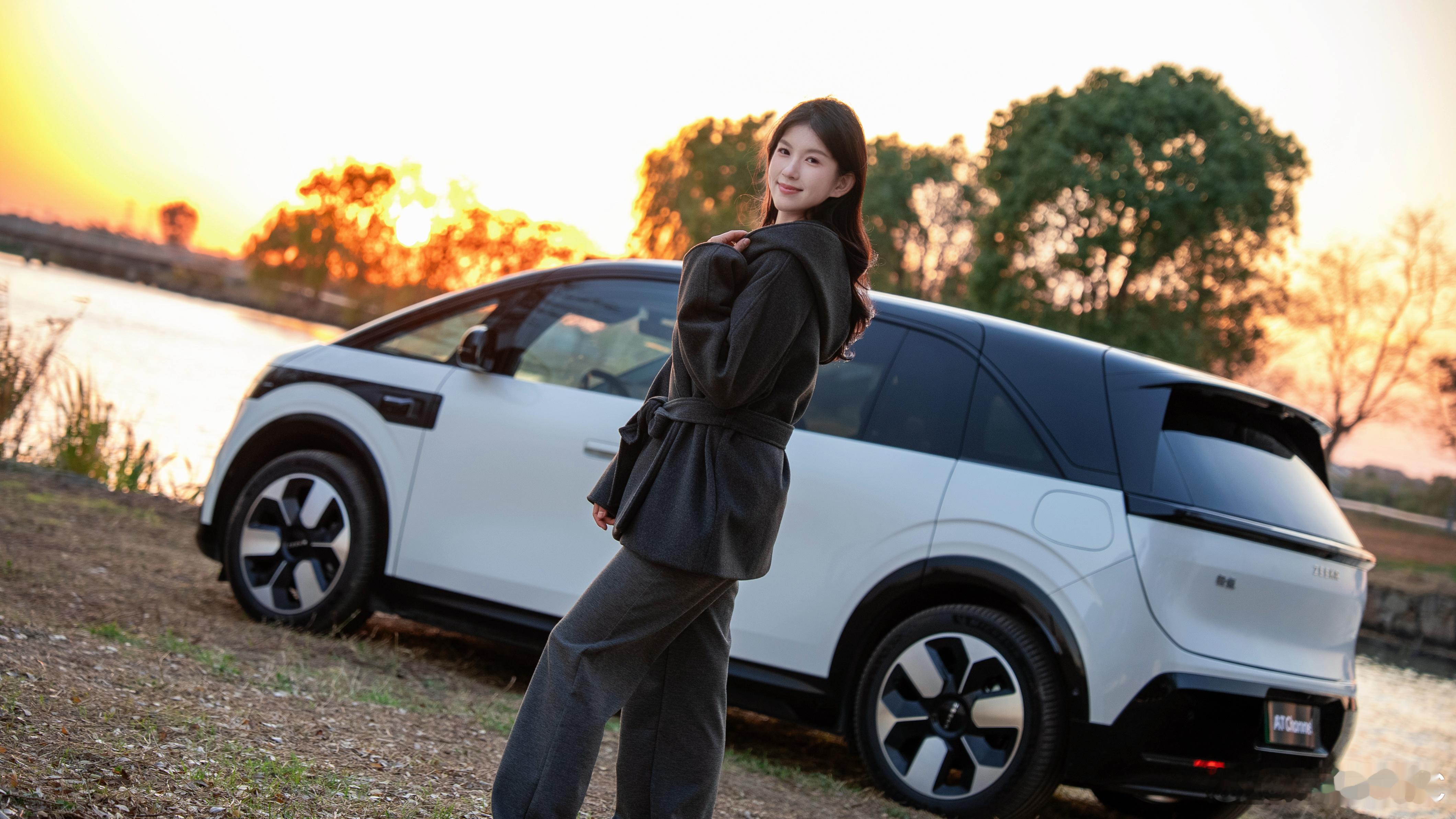 趁日落和极氪MiX虚度半刻🌇解锁车门的瞬间，就被这份通透的空间感包裹——不用蜷