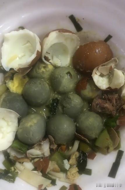太自私了！辽宁大连，一饭店推出13.9元不限量自助餐，一男子带着父母来吃，服务员