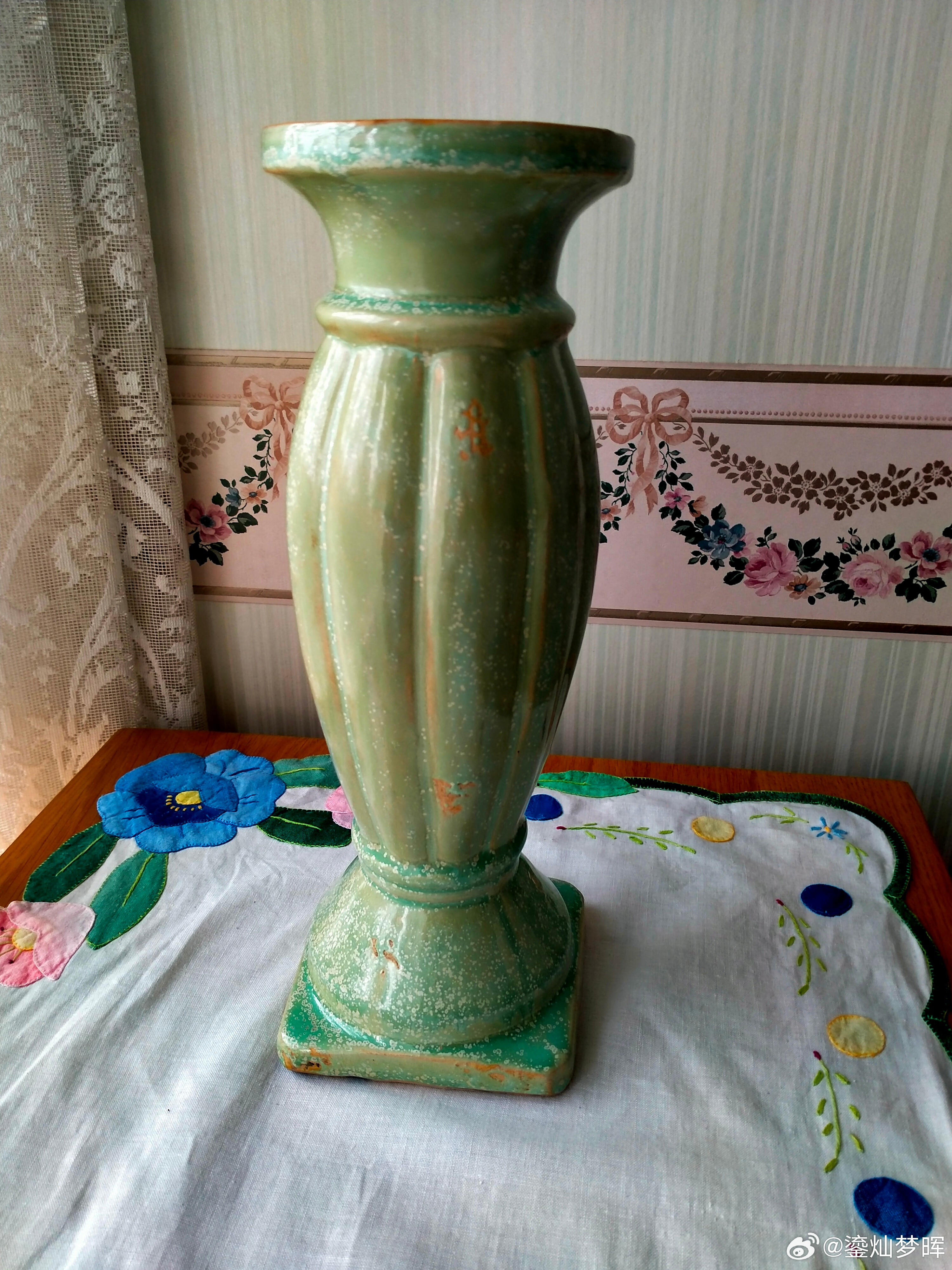 每周鉴赏收藏精品之北宋龙泉窑青釉烛台        可能是手机相机调色的原因，照