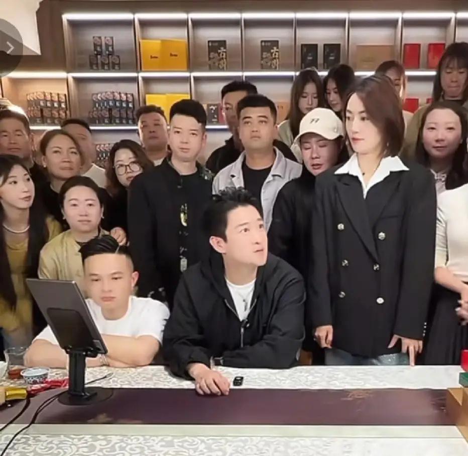 【著名相声演员曹云金直播卖茶风生水起，有望超过郭德纲，对此你怎么看？】
著名相声