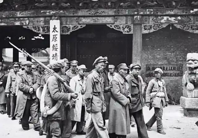 1940年，25岁的女战士江涛被阎锡山的手下押到刑场，在行刑前，一名军官竟捏着她