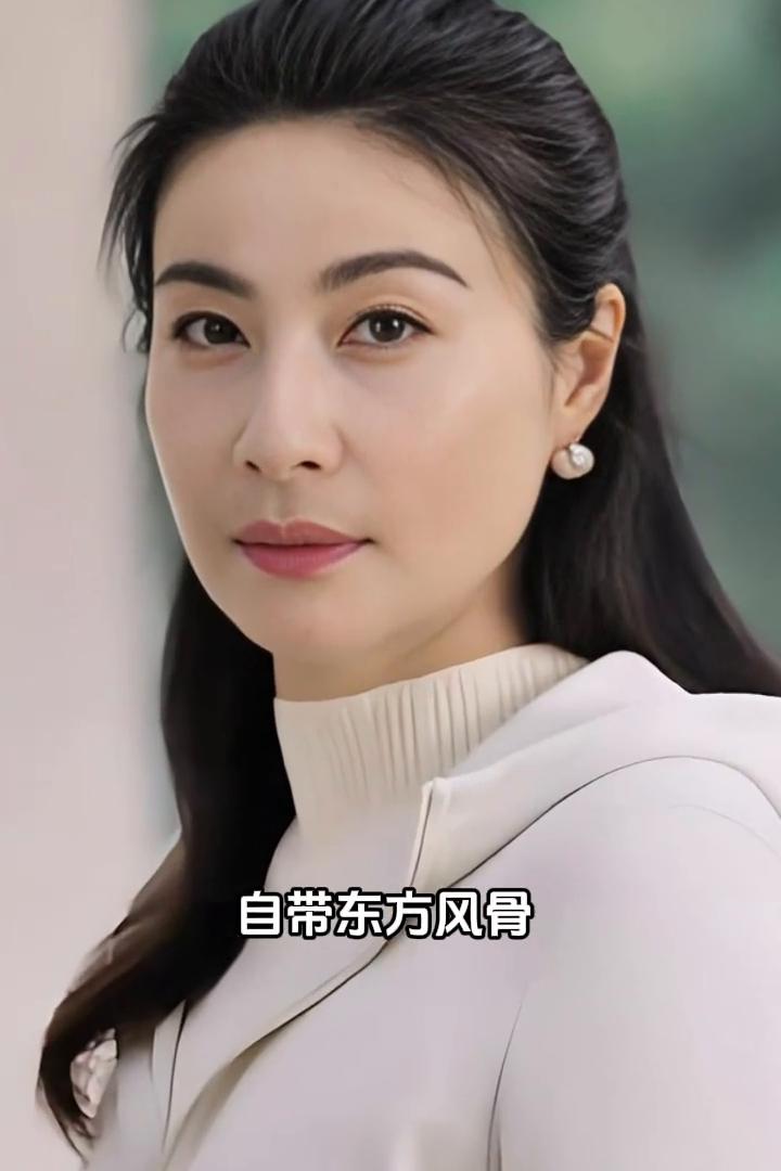 郭晶晶的美自带东方风骨，端庄沉静而耐人寻味。浅笑时眼眸弯如新月，鼻梁秀挺蕴藏福泽