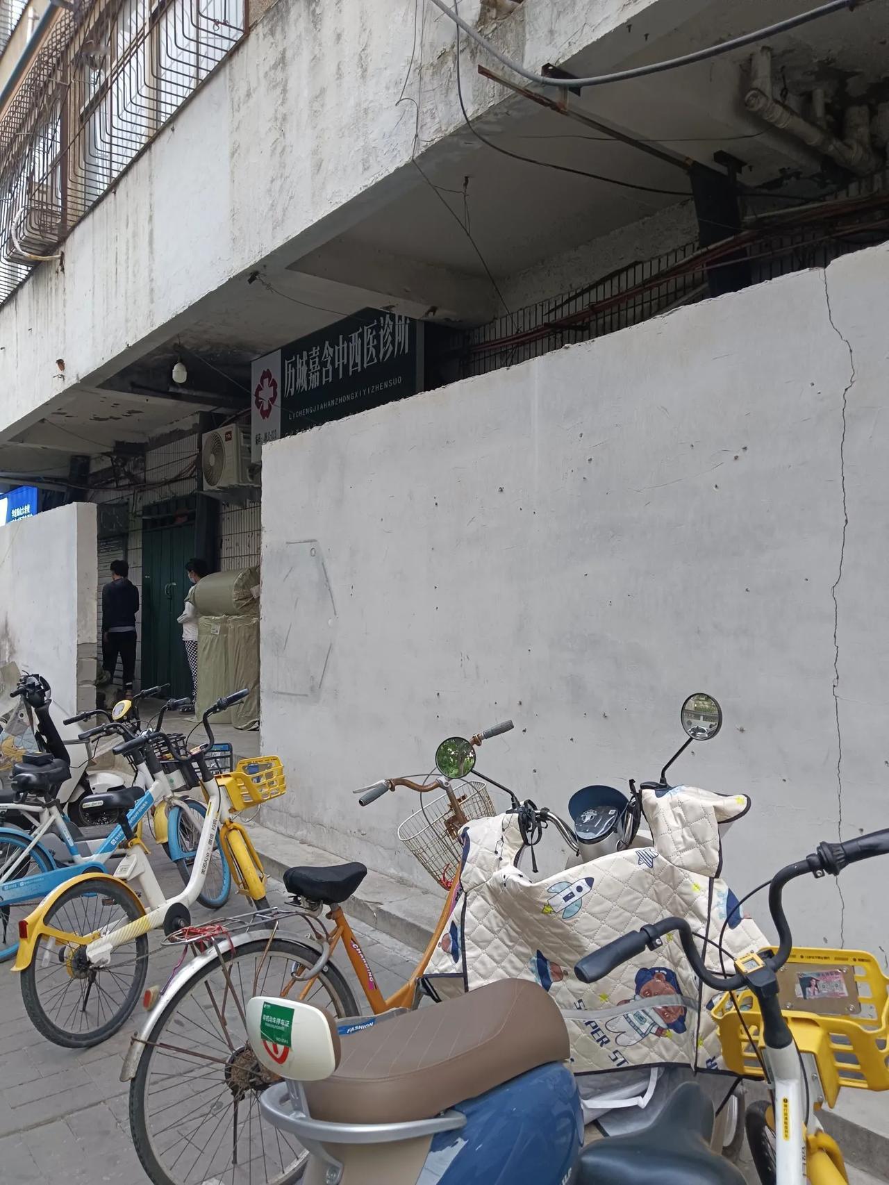 每天出门，迎面看到的是道路对面的几堵墙，堵着几家店铺的门。说起这墙，竟是因店铺门