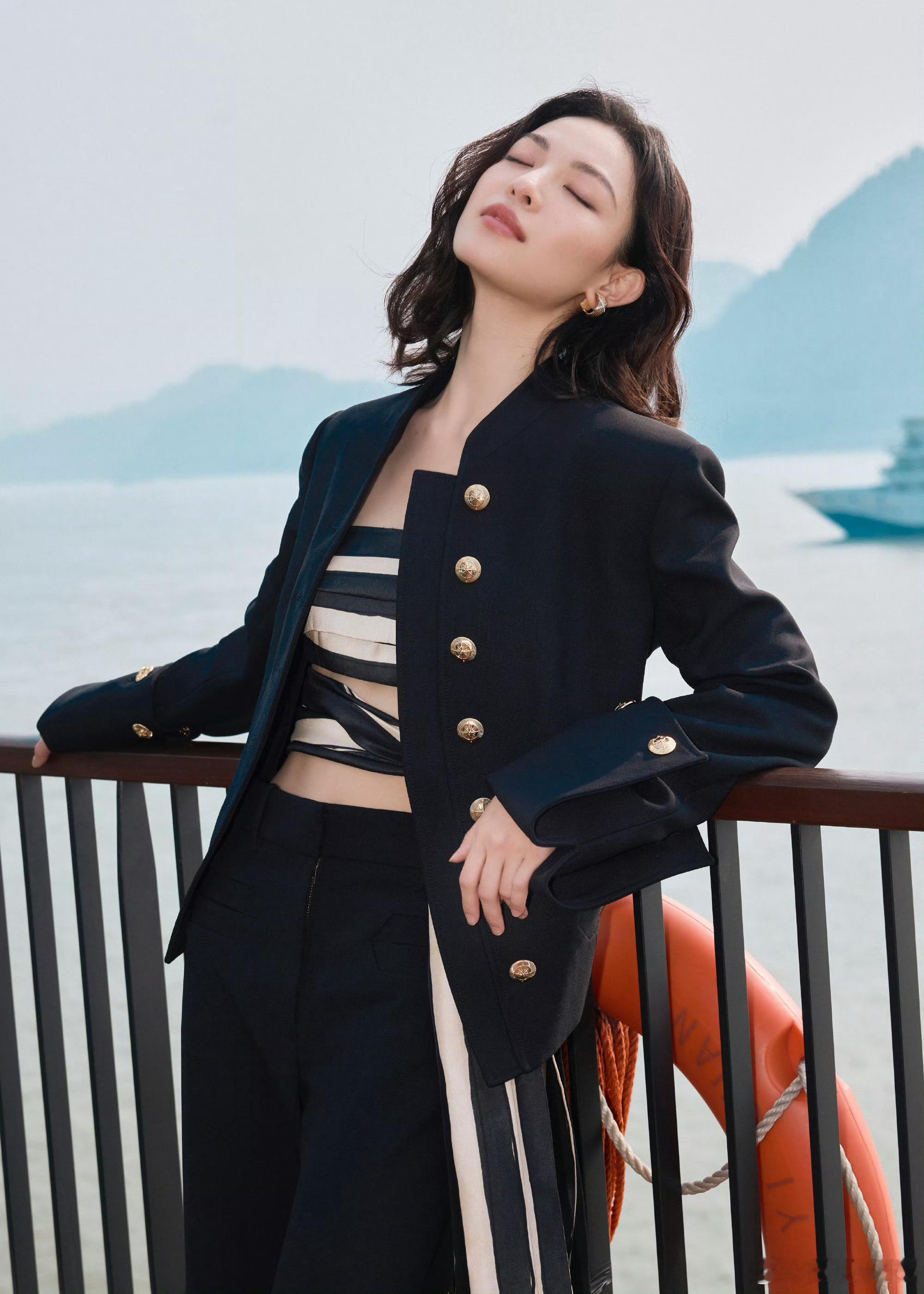 钟楚曦短发 ‘抢C’这波流量接住了，有野心有手腕，前途无量[思考] ​​​