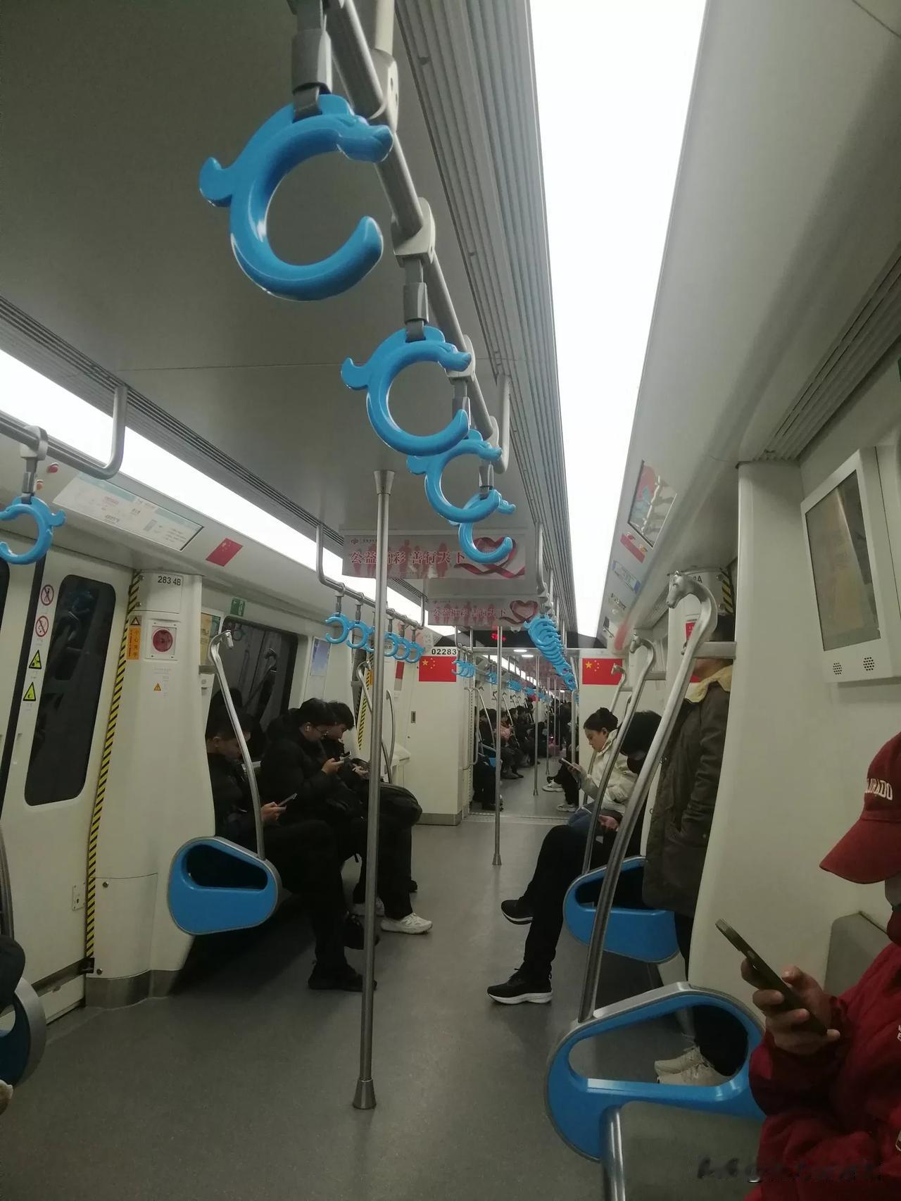 今天大雪（节气），呼和浩特不算太冷！但中午1点半的地铁2号线也有不少乘客，大家习