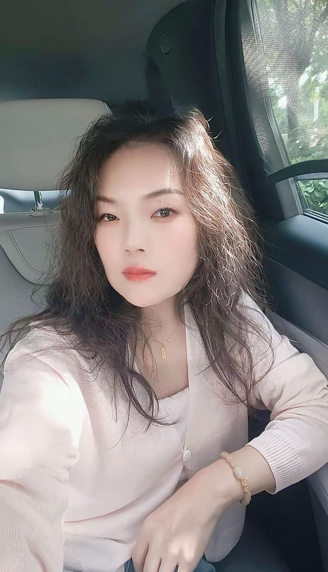 人怎么可能对谁都一样呢？晾衣服的时候，都会下意识的把最好看的那个衣架，留给最喜欢