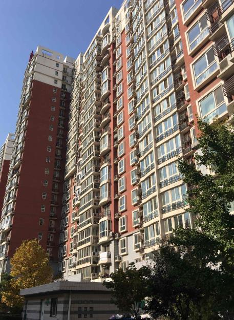 上海，男子花4万中介费，买下一套200多万的二手房。谁知，4年后，男子意外得知该