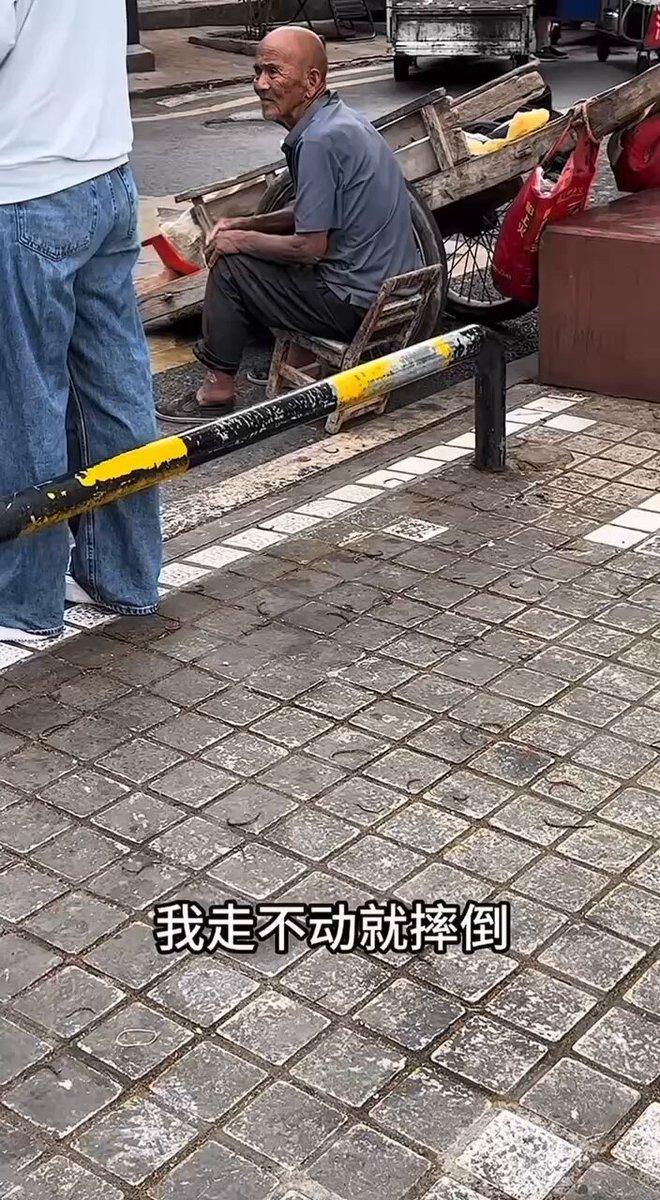 谁在路上见过这位88岁卖菜的老爷爷，看着实在揪心。
 
安徽宣城街头，路人偶遇一