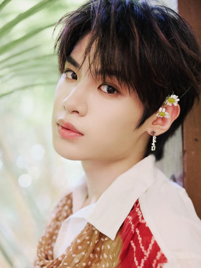 黄明昊520空降超话。说工作间隙偷拍几张520 快乐🎉 我要去接着“这世界总有