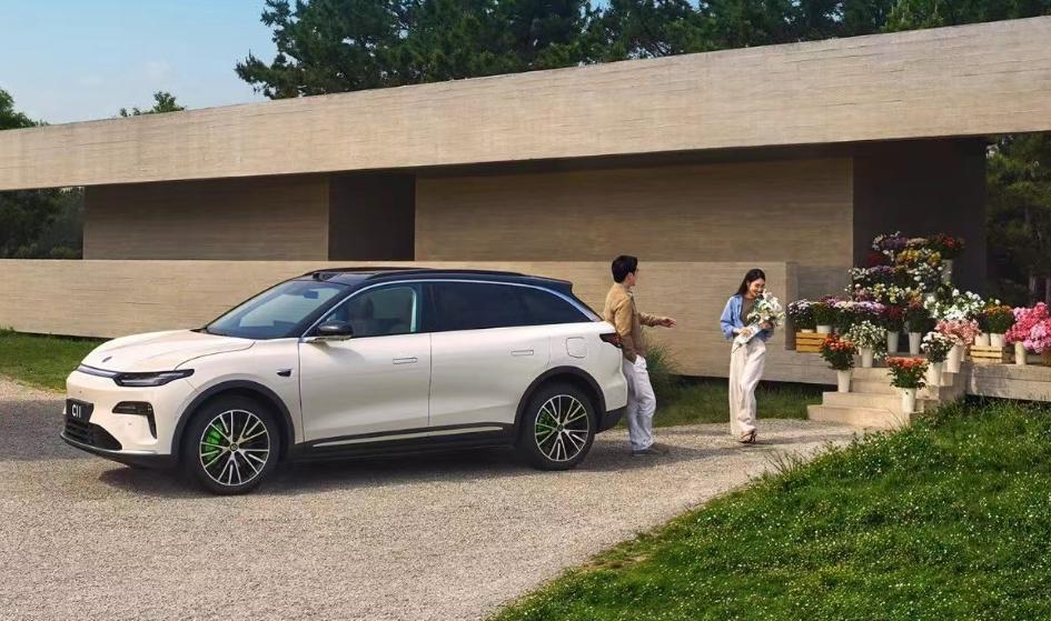 本来是在C10和C11里纠结，毕竟C10更便宜一些，结果宣传图这个车色让我直接下