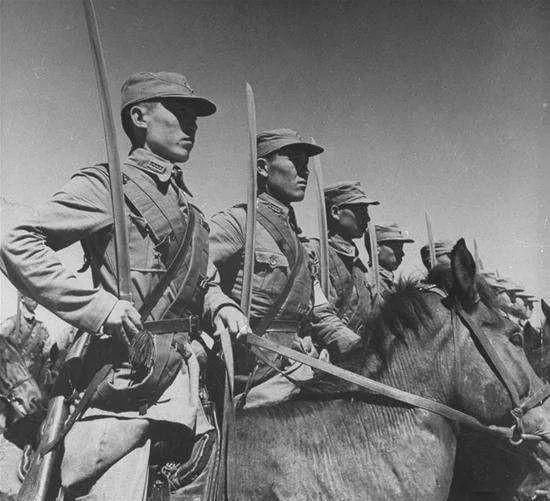 1949年，解放军在追击马家军残匪时，打死了一个与众不同的匪徒，战士们围观后，笑