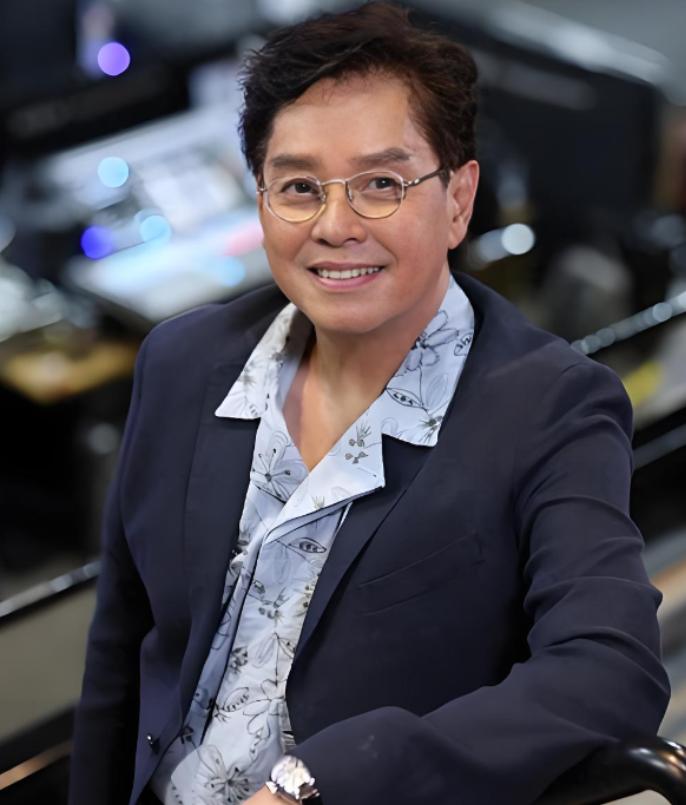 丁克的谭咏麟突然对妻子杨洁薇说；“我把十亿家产都给你，我要让儿子回家，“妻子纳闷