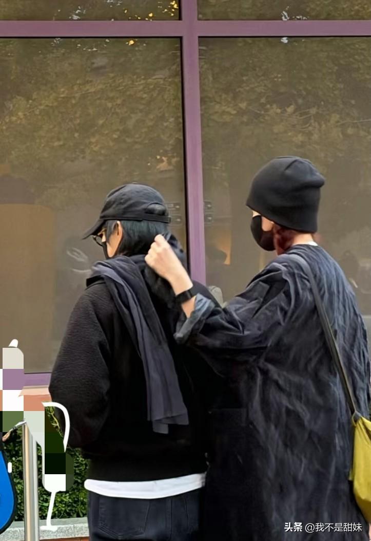 两年多了，俩人稳得很！
窦靖童脖子上围巾和宋妍霏的衣服是一套的[吐舌]，宋还给窦