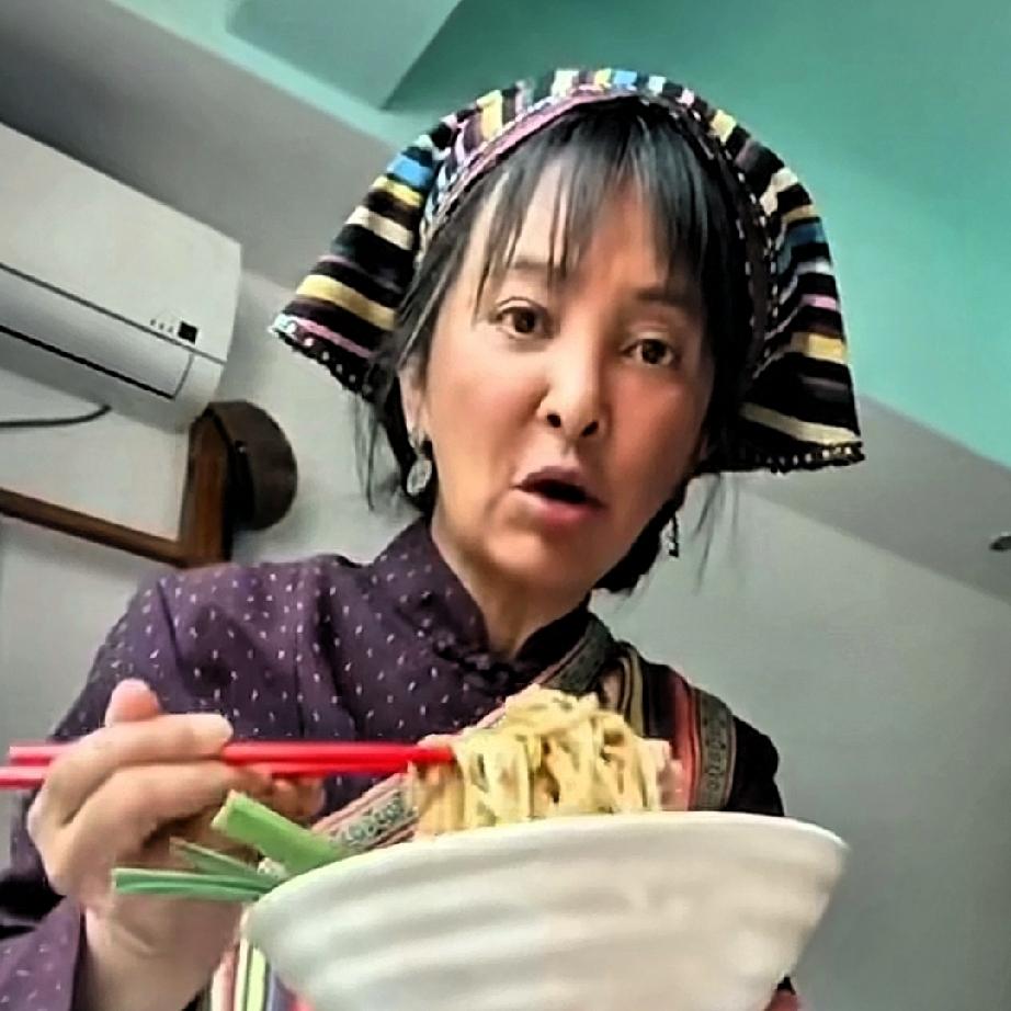 晚上9点多又刷到李勤勤老师干饭的视频，她穿着戏装，应该吃的是剧组里的饭，但剧组通